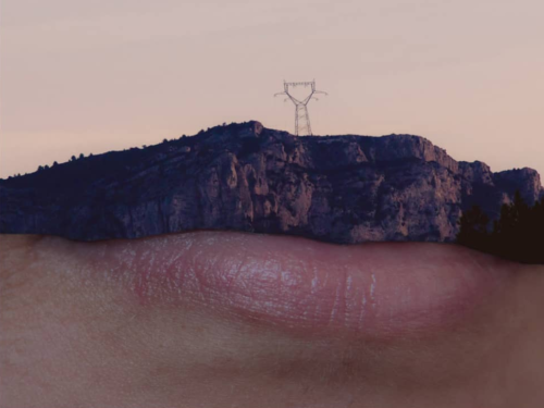 photo montage bouche imbriquée dans montagne pour symboliser le fait d'avoir des difficultés à se confier avec l'idée d'avoir les lèvres scellées